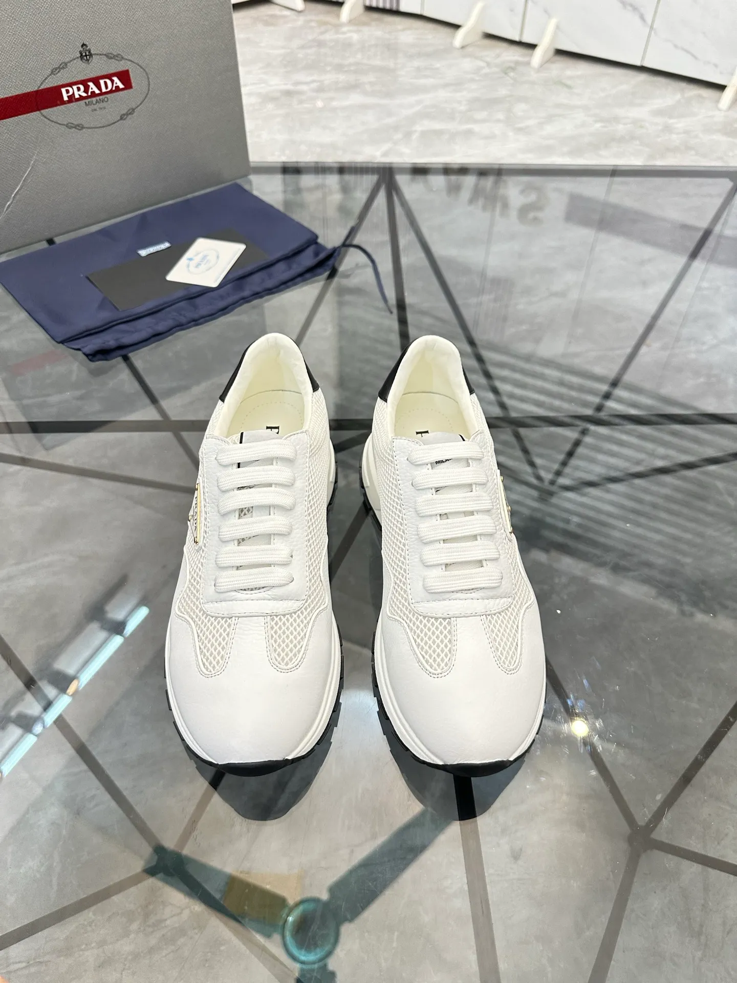 Men's shoes: 💰P600¥ High-end top quality Product trademark: Prada *"Prada*" low-top casual shoes Regular size: 38-45 (can be customized to 46) Product materials: imported first-layer cowhide stitching original material on the upper, water-dyed cowhide lining, cowhide foot pads, original outsole. No.: 001